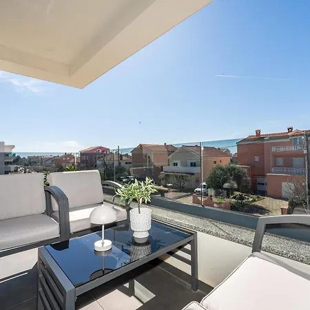 K Luxury Few Min Walk From The *