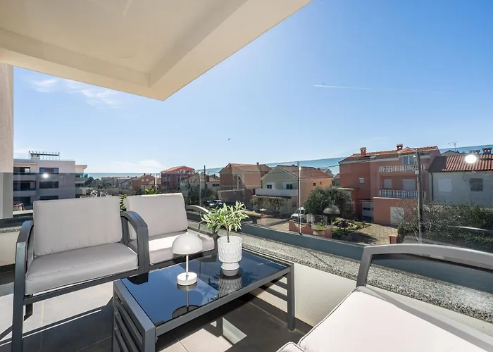 K Luxury Few Min Walk From The *